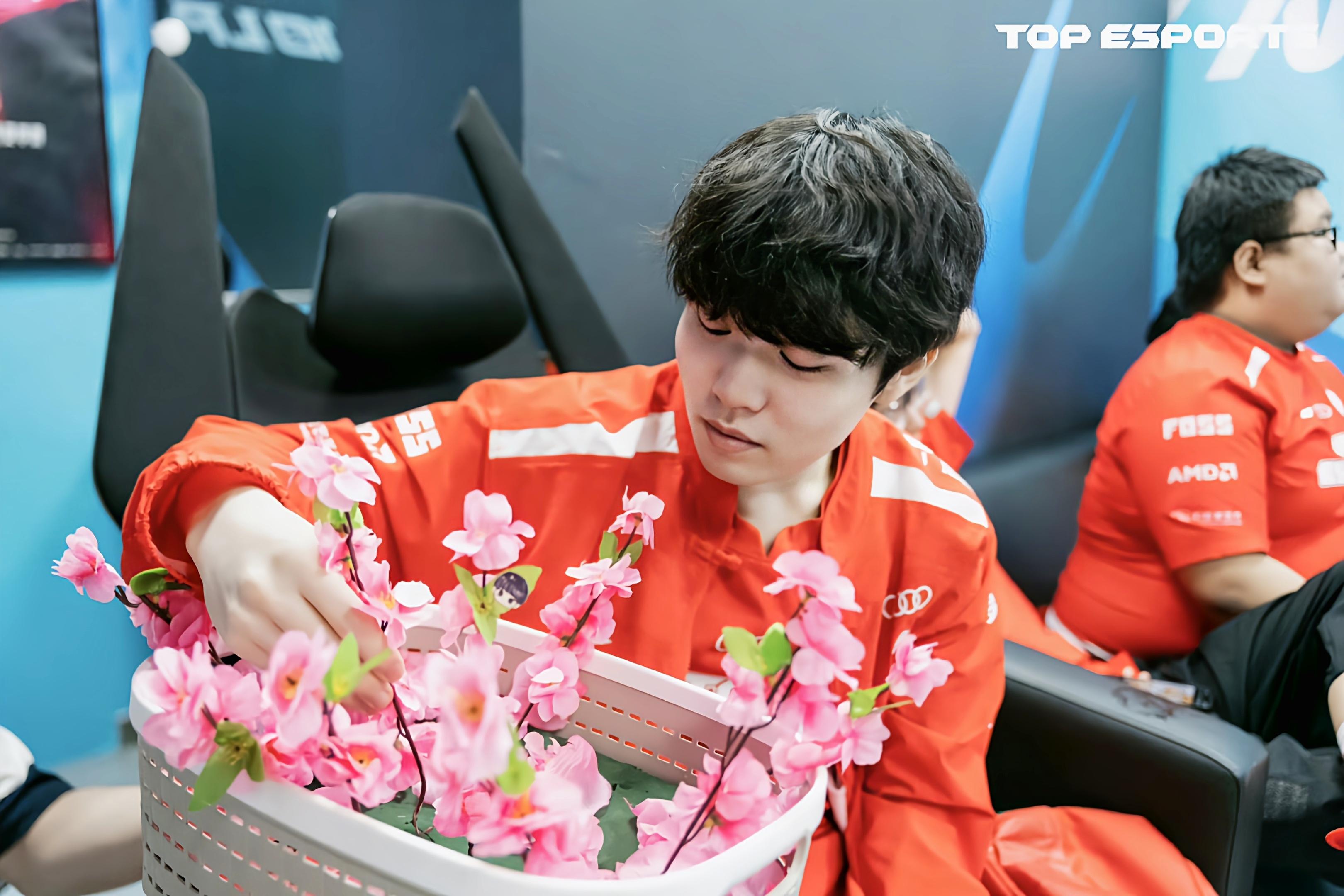 爱游戏官网-Rookie焦点对战，Ning与40激战TES分钟，持续失利胜负难料！